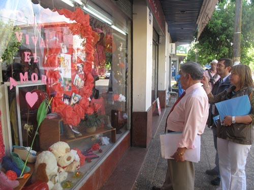 Gran participación en Concurso de Vitrinas por el Día de los Enamorados en Traiguén