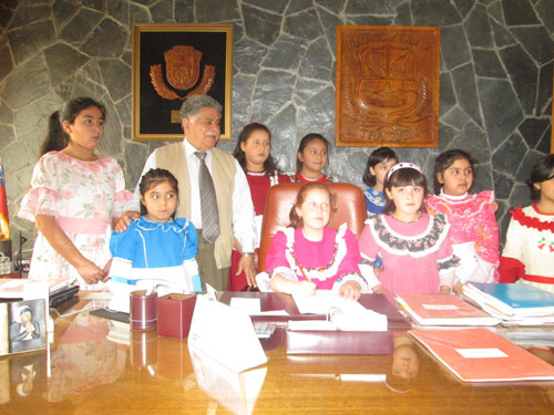 Alumnas Escuela Gabriela Mistral Visitan Municipalidad de Traiguén