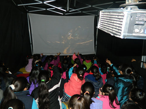 PAR EXPLORA Araucanía y Mustakis estrenan el Ciclo de Cine 3D ChileMitos en Traiguén