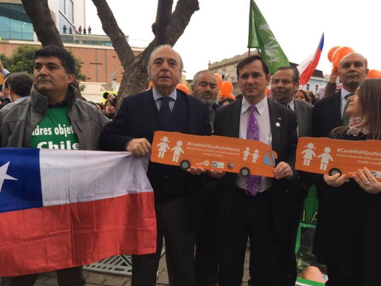 Diputado Rathgeb apoya “Bus de la Libertad” y rechaza intolerancia de defensores de la Identidad de Género