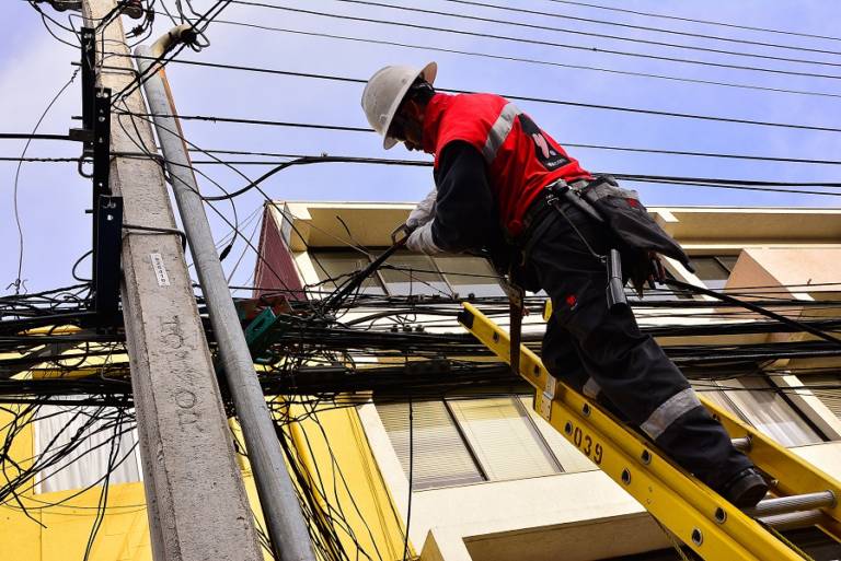Diputado Rathgeb presenta proyecto de ley que busca el retiro definitivo de cableado aéreo en desuso