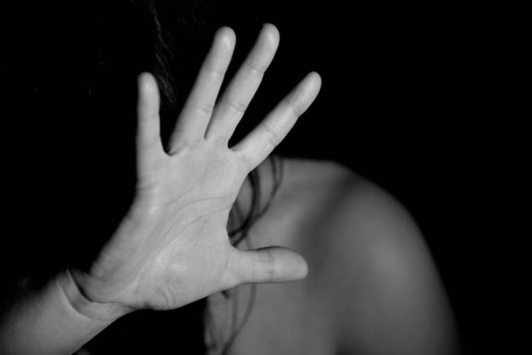 Conoce los primeros signos de violencia en el pololeo y cómo la familia puede detectarlos