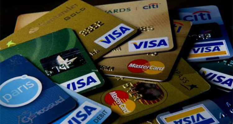Hackers filtran documento con 14 mil tarjetas de crédito de clientes de bancos chilenos