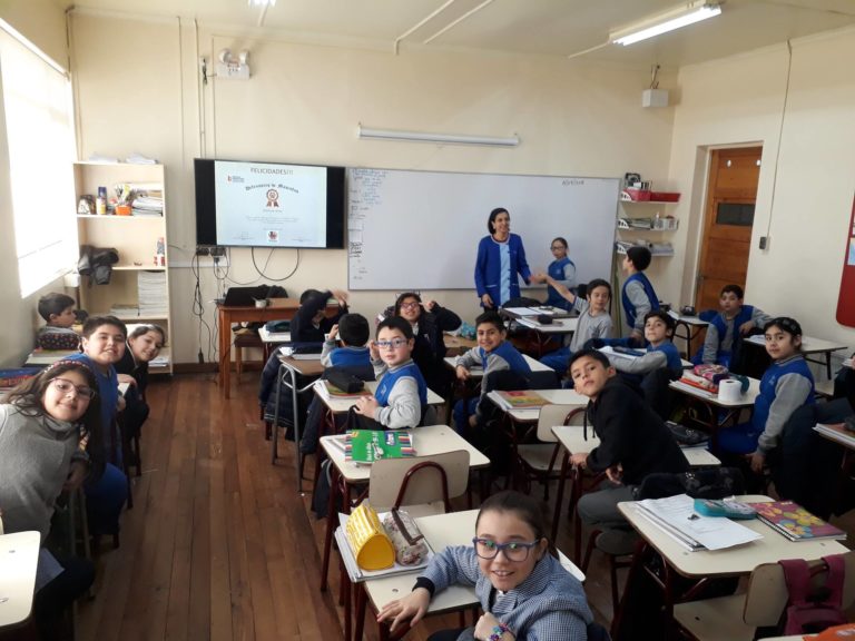 Veterinario Capacita a Estudiantes sobre la Tenencia Responsable de Mascotas