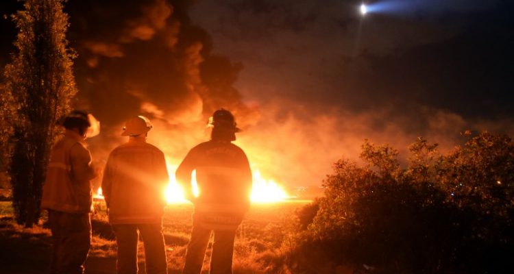 Suben a 66 los muertos por explosión de ducto de combustible que era saqueado en México