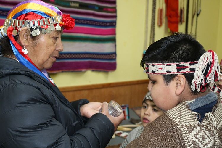 Escolares de Traiguén participan de interesante taller que promueve el rescate textil mapuche