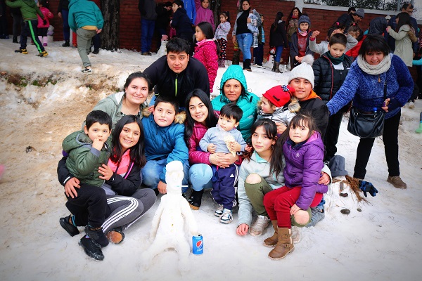 Cerca de 2000 niños se sorprendieron con la nieve en la celebración del Día del  Niño en Traiguén.