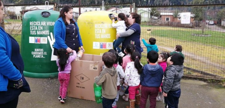 Instalan en Traiguén contenedores de reciclaje de botellas plásticas, vidrio y cartón
