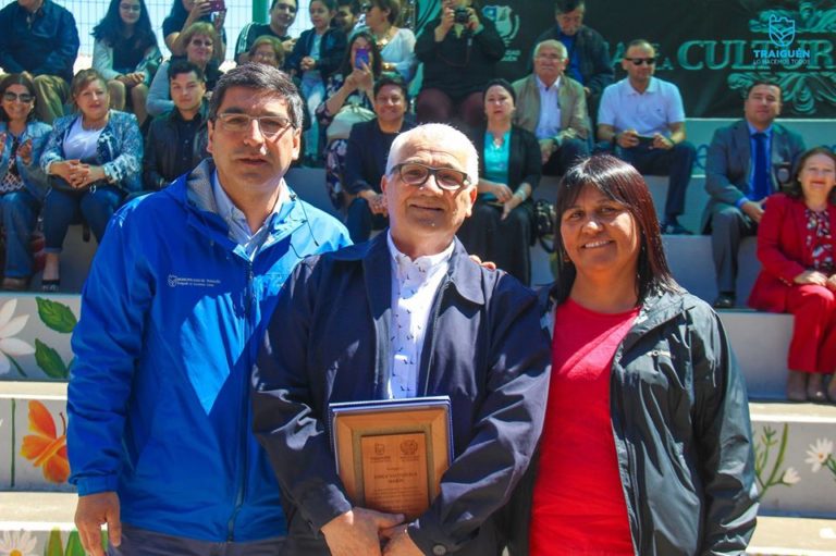Artista Visual de Traiguén Jorge Valenzuela Recibe Reconocimiento Municipal en Inauguración de Muestra