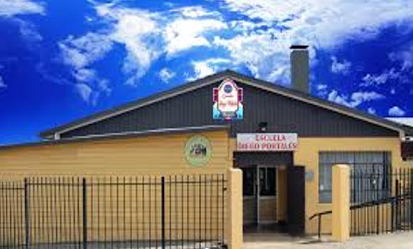 Escuela Diego Portales saluda en su 93° aniversario a Carabineros de Chile