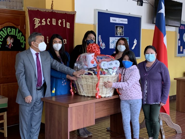 Escuela Diego Portales, hace entrega de premios  del concurso Aniversario  N°56°  “Divina Comida y Pintura”