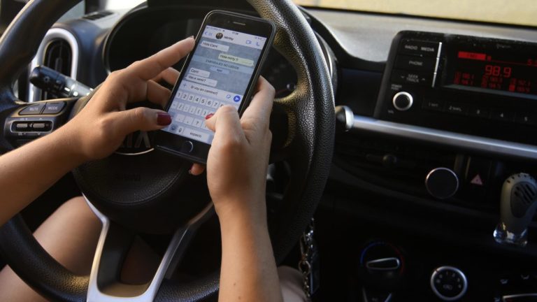 Ley No Chat sanciona hasta con 166 mil pesos y suspensión de licencia por usar el celular al conducir