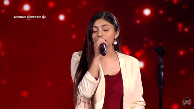 [Video] Cantante Traiguenina Fabiola Riveros Clasifica a Siguiente Etapa en el Programa «The Voice Chile» de Chilevisión