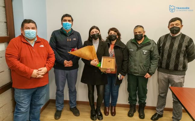 Cantautora Traiguenina Fabiola Riveros Recibio un Reconocimiento de la Municipalidad Luego de su Destacada Participación en «The Voice Chile»
