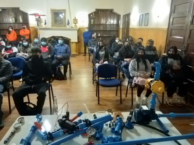 Alumnos de Traiguén y Perquenco refuerzan sus conocimientos sobre sistemas de riego en UNAP Sede Victoria