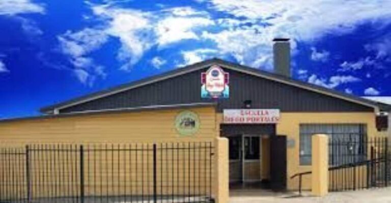 Escuela Diego Portales saluda en su 96° aniversario a Carabineros de Chile