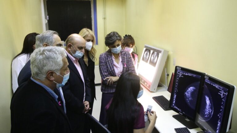 A partir de ahora, mujeres de 50 años pueden realizar mamografías sin orden médica gracias a nueva ley