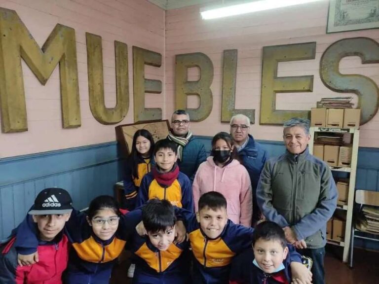 Escuela Diego Portales visita archivo de la agrupación de defensa del Patrimonio cultural y arquitectónico de Traiguén