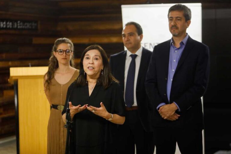 Mineduc presenta orientaciones para el uso de celulares en las salas de clases