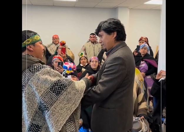 Director de Conadi Firma Escritura de Restitución de Tierras a la Comunidad de Didaico Tras 16 años de Espera