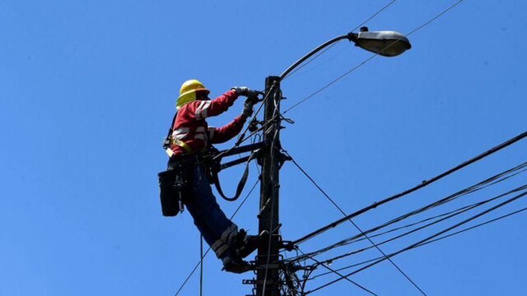 Martes 06 : MÁS DE 32 MIL VIVIENDAS AÚN ESTÁN SIN ENERGÍA ELÉCTRICA EN LA ARAUCANÍA –  Traiguén (249 viviendas)
