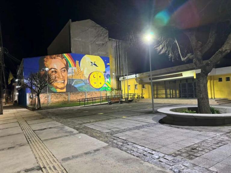 Liceo Lucila Godoy Alcayaga Rinde Tributo a Gabriela Mistral con Mural y Plaza Renovada