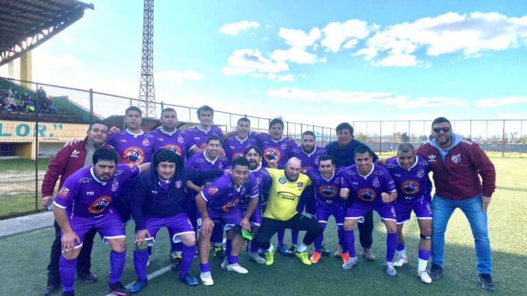 Esfuerzo heroico de Villa Florencia: Triunfo 2-1 que no alcanzó para avanzar en el Regional Seniors